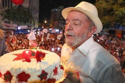 Apoiadores cantam parabéns para Lula, que celebra 81 anos e agradece: Apoiadores cantam parabéns para Lula, que celebra 81 anos e agradece: