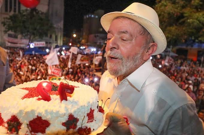 Apoiadores cantam parabéns para Lula, que celebra 81 anos e agradece: Apoiadores cantam parabéns para Lula, que celebra 81 anos e agradece: