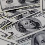 Dólar recua e Ibovespa continua em baixa após forte oscilação pós-eleição Dólar recua e Ibovespa continua em baixa após forte oscilação pós-eleição