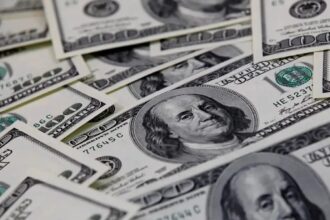Dólar recua e Ibovespa continua em baixa após forte oscilação pós-eleição