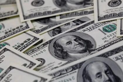 Dólar recua e Ibovespa continua em baixa após forte oscilação pós-eleição Dólar recua e Ibovespa continua em baixa após forte oscilação pós-eleição