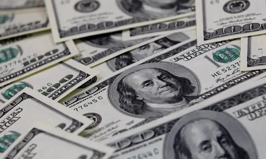 Dólar recua e Ibovespa continua em baixa após forte oscilação pós-eleição