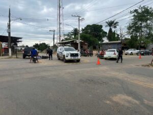 Dois acidentes com motos acontecem em sequência na mesma rotatória de Sena Madureira