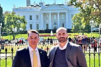 Flávio e Eduardo Bolsonaro se reúnem nos EUA e preparam entrevista coletiva Flávio e Eduardo Bolsonaro se reúnem nos EUA e preparam entrevista coletiva