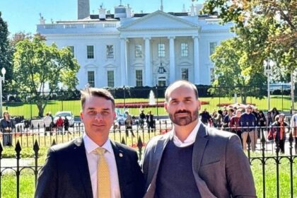 Flávio e Eduardo Bolsonaro se reúnem nos EUA e preparam entrevista coletiva Flávio e Eduardo Bolsonaro se reúnem nos EUA e preparam entrevista coletiva