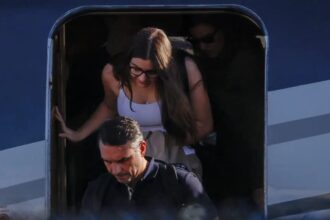Flávio Bolsonaro chega a Miami após deixar o Brasil em rota pela fronteira com a Argentina