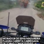 Morador flagra carreta com madeira em condições irregulares na BR-364 Morador flagra carreta com madeira em condições irregulares na BR-364