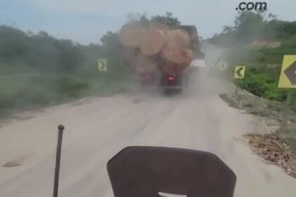 Morador flagra carreta com madeira em condições irregulares na BR-364