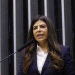Deputada Antônia Lúcia acusa ex-diretor de TV em mensagens públicas e leva caso à PF