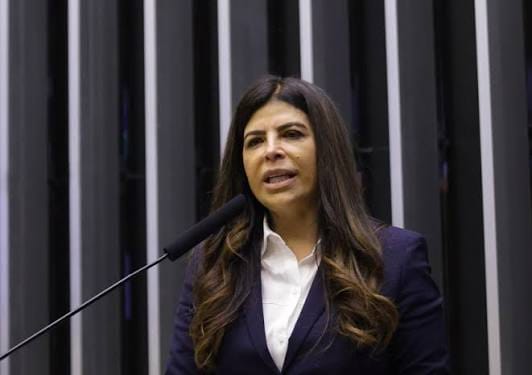 Deputada Antônia Lúcia acusa ex-diretor de TV em mensagens públicas e leva caso à PF Deputada Antônia Lúcia acusa ex-diretor de TV em mensagens públicas e leva caso à PF