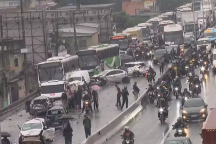 Motorista infarta e morre ao volante na Dutra; engavetamento deixa 10 feridos Motorista infarta e morre ao volante na Dutra; engavetamento deixa 10 feridos