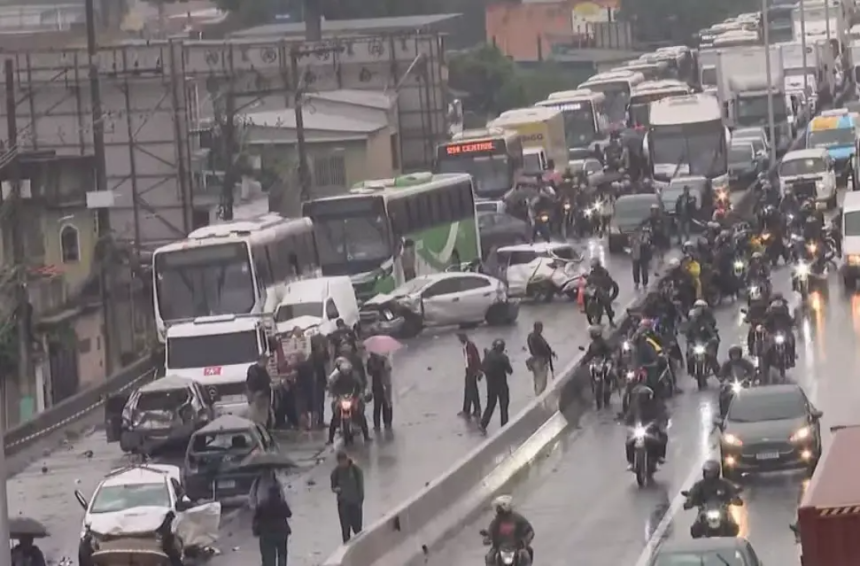 Motorista infarta e morre ao volante na Dutra; engavetamento deixa 10 feridos Motorista infarta e morre ao volante na Dutra; engavetamento deixa 10 feridos