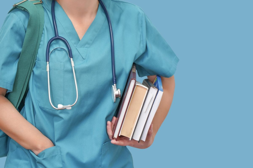 Médico é condenado após chamar colega de profissão de 'desprovida de inteligência'
