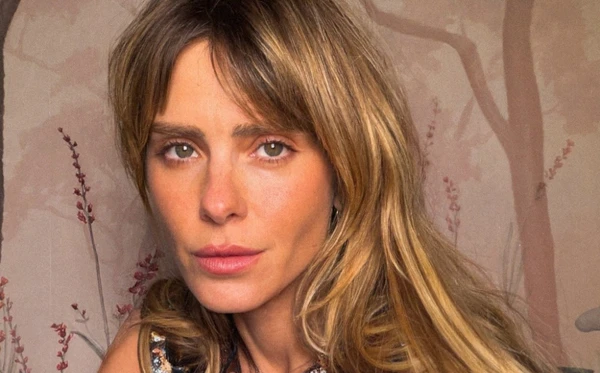 Carolina Dieckmmann cobra a Globo às vésperas da eleição e exige atitude urgente ao vivo: 'Será que é tão absurdo?'