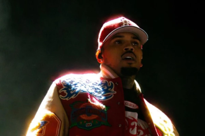 Chris Brown é condenado a oito meses de prisão por agredir produtor musical com garrafadas na cabeça em boate Chris Brown é condenado a oito meses de prisão por agredir produtor musical com garrafadas na cabeça em boate
