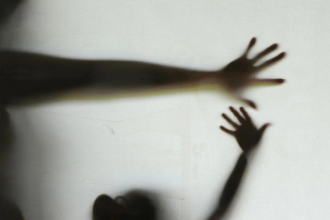 Mulheres afastadas do trabalho por violência doméstica já podem pedir benefício pelo Meu INSS