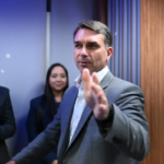 Declaração de Flávio como 'presidente eleito' causa incômodo no governo Trump, diz coluna
