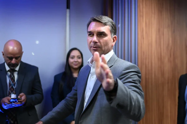 Declaração de Flávio como 'presidente eleito' causa incômodo no governo Trump, diz coluna
