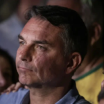 Flávio Bolsonaro é intimado pela Polícia Federal para entregar passaporte