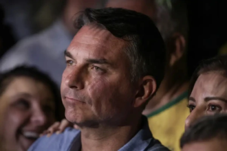 Flávio Bolsonaro é intimado pela Polícia Federal para entregar passaporte