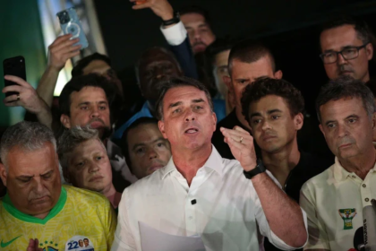 Flávio recua e retira trecho da carta onde se declarou presidente do Brasil