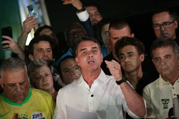 Flávio recua e retira trecho da carta onde se declarou presidente do Brasil Flávio recua e retira trecho da carta onde se declarou presidente do Brasil