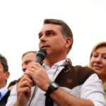 Em nova carta, Flávio troca autodeclaração de presidente eleito por “líder do Brasil”