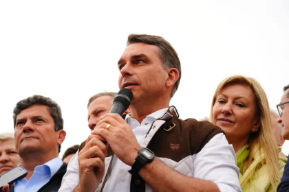 Em nova carta, Flávio troca autodeclaração de presidente eleito por “líder do Brasil”
