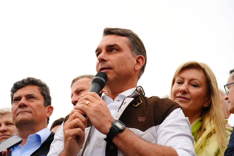 Em nova carta, Flávio troca autodeclaração de presidente eleito por “líder do Brasil” Em nova carta, Flávio troca autodeclaração de presidente eleito por “líder do Brasil”