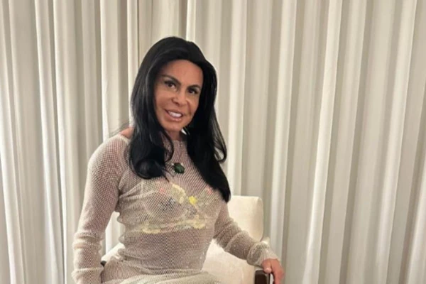 Gretchen tira peruca ao vivo na TV, exibe resultado de transplante capilar e faz desabafo sobre autoestima