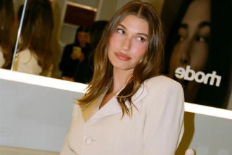 Hailey Bieber manifesta apoio a Lula e exalta a Democracia Hailey Bieber manifesta apoio a Lula e exalta a Democracia