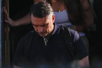 Flávio Bolsonaro pode perder o cargo de senador ao sair do Brasil? Entenda