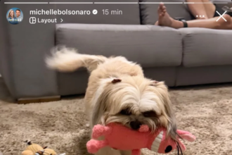 Michelle posta foto que aparece Jair Bolsonaro no sofá com tornozeleira
