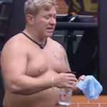 A Fazenda 18: Sergio se recusa a limpar chão da academia e provoca briga A Fazenda 18: Sergio se recusa a limpar chão da academia e provoca briga