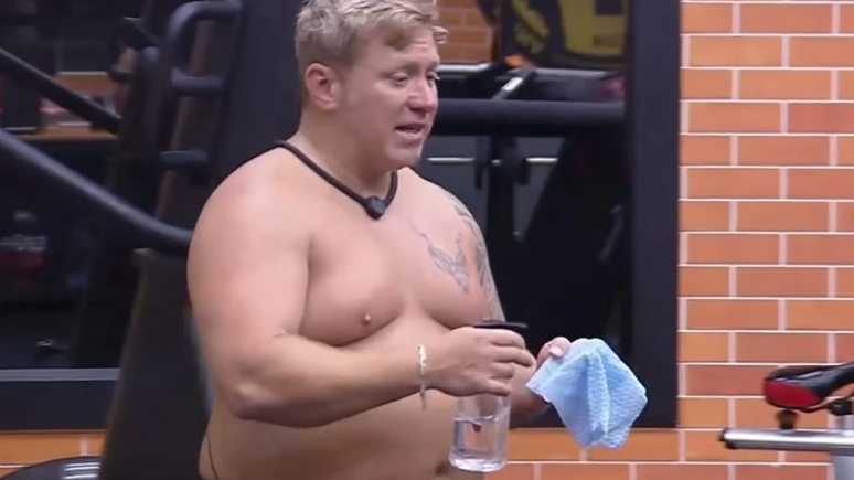 A Fazenda 18: Sergio se recusa a limpar chão da academia e provoca briga