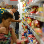Supermercado é o que mais pesa no bolso dos brasileiros, aponta pesquisa Supermercado é o que mais pesa no bolso dos brasileiros, aponta pesquisa
