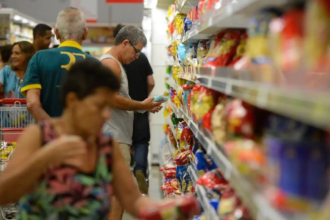 Supermercado é o que mais pesa no bolso dos brasileiros, aponta pesquisa Supermercado é o que mais pesa no bolso dos brasileiros, aponta pesquisa
