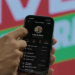 Janones vaza número de telefone de Lula durante live de 24 horas e comete gafe ao mostrar celular