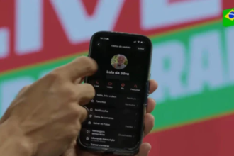 Janones vaza número de telefone de Lula durante live de 24 horas e comete gafe ao mostrar celular Janones vaza número de telefone de Lula durante live de 24 horas e comete gafe ao mostrar celular