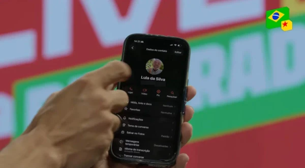 Janones vaza número de telefone de Lula durante live de 24 horas e comete gafe ao mostrar celular