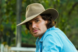 Jonatas Faro aparece com namorado em foto após revelar bissexualidade