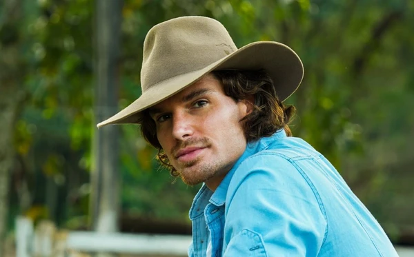Jonatas Faro aparece com namorado em foto após revelar bissexualidade Jonatas Faro aparece com namorado em foto após revelar bissexualidade