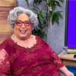 Apresentadora engasga nos bastidores da RedeTV! e precisa ser socorrida por bombeiro
