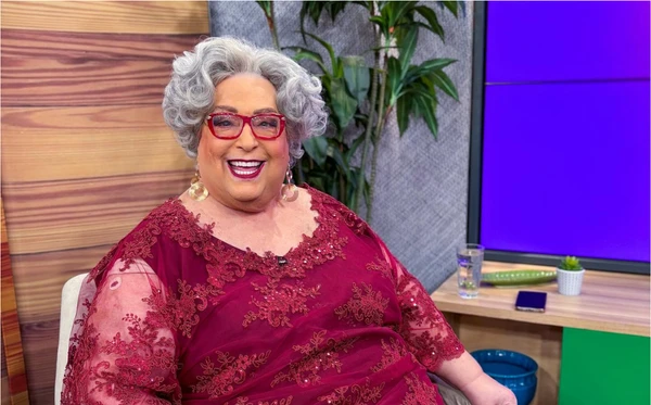 Apresentadora engasga nos bastidores da RedeTV! e precisa ser socorrida por bombeiro