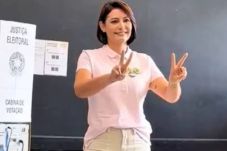 'Ela apertou o 13?': Vídeo de Michelle Bolsonaro votando viraliza e movimento das mãos levanta suspeitas entre internautas