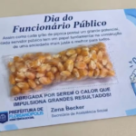 Servidores recebem milho de pipoca de presente em prefeitura de capital no Sul do país