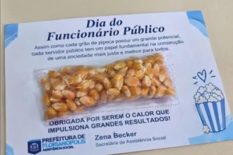 Servidores recebem milho de pipoca de presente em prefeitura de capital no Sul do país