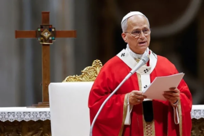 Papa Leão XIV faz primeira aparição pública após retirar tumor no pulmão e é aplaudido por multidão Papa Leão XIV faz primeira aparição pública após retirar tumor no pulmão e é aplaudido por multidão