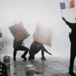 Milhares vão às ruas de Paris após Justiça suspender proibição de protestos