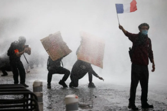 Milhares vão às ruas de Paris após Justiça suspender proibição de protestos